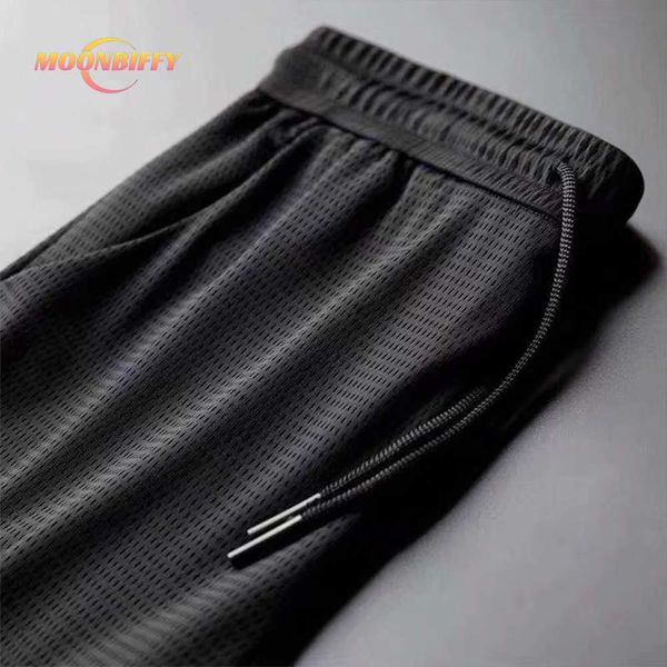 Pantaloni da uomo Pantaloni casual da uomo con foro traspirante in seta di ghiaccio Pantaloni con piedi a fascio Slim selvaggi nove punti fitness sportivo Pantaloni da pesca Pantaloncini da ciclismo Z0306