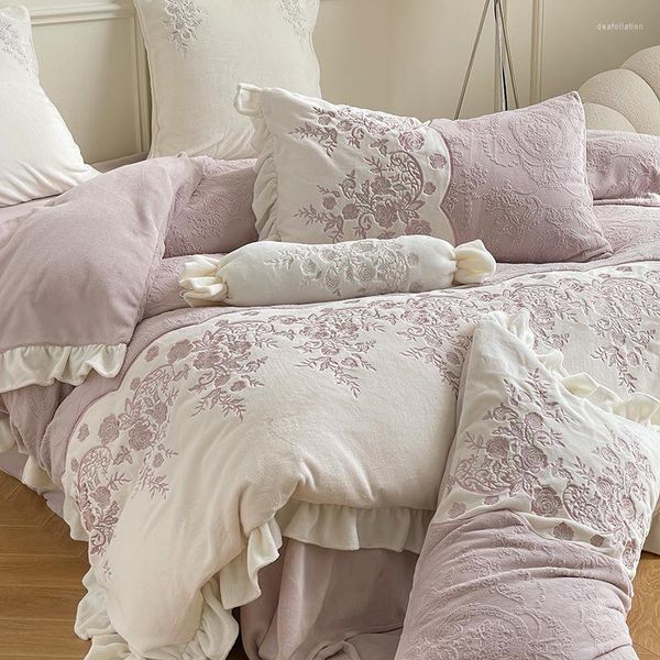 Bedding define estilo de ponta de veludo fresco de veludo fresco de quatro peças ou outono e inverno quente tampa espessada de colcha para a pele