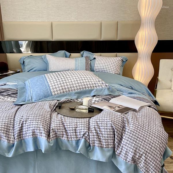 Set di biancheria da letto 2023 Quattro pezzi di moda in cotone matrimoniale per uso domestico Lenzuolo Copripiumino Splicing Design Stripe Matching Blu Bianco