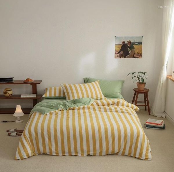 Bettwäsche-Sets Koreanische einfache Baumwolle Set Plaid Blume Bettbezug Kissenbezug Einfarbig Bettlaken Vierteilige gestreifte Steppdecke