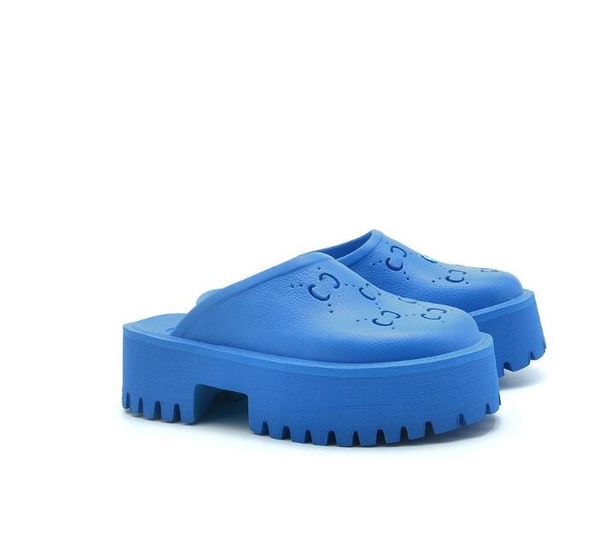 2023 Moda clássica Flipers femininos Plataforma perfurada Sandália Sapato de verão Top Designer Slippers Candy Colors Clear Beach Slippers Altura de salto alta 5,5 cm
