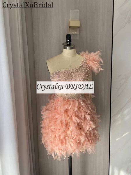 2023 Abiti da cocktail Immagine reale Fard arabo Piuma rosa Perline di cristallo Corto Mini Una spalla Guaina Abito da sera Prom Party Dress Abiti da ritorno a casa Lati tagliati