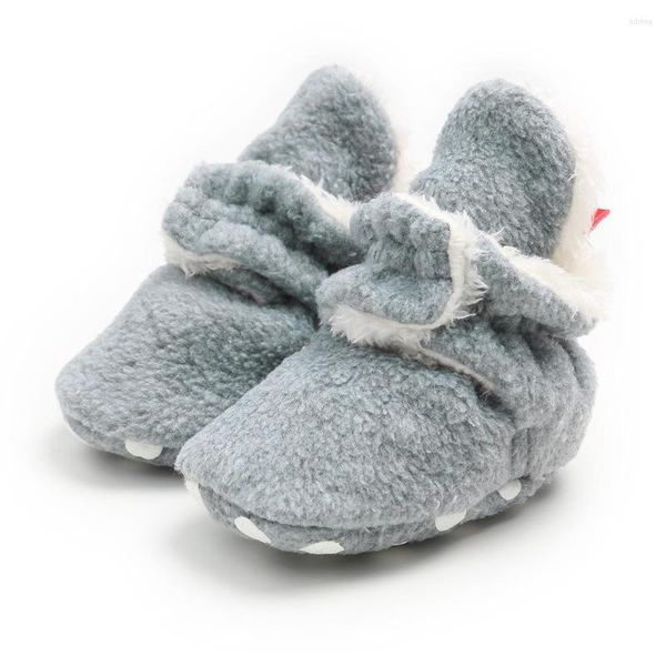 Scarpe per calzini caldi invernali per primi camminatori con stivali per neonati morbidi in velluto addensato e culla antiscivolo