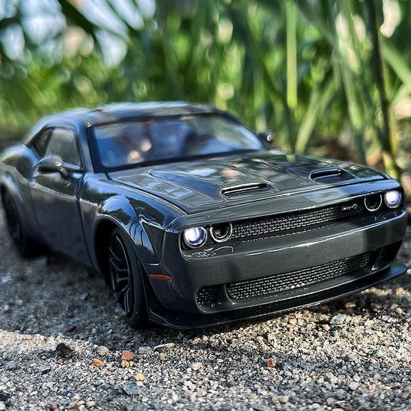 Diecast Model 1 32 Dodge Challenger SRT Alloy Sports Car Model Diecast Toy Metal Muscle Car Model Simulation Sound and Light Regali per bambini 230308