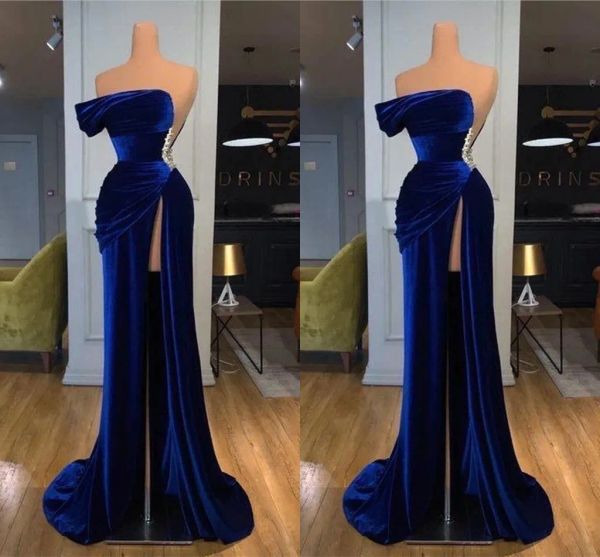 2023 Royal Blue Velvet Prom Dresses Mermaid High Split Perline Senza maniche Pieghe Abito da sera su misura Abiti da cerimonia Abiti Plus Size