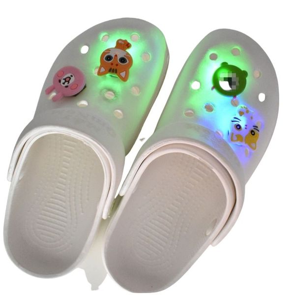 Schuhteile Zubehör Mischen Sie Schuhe Niedliche LED-Blume Wasserdichte Charms Pvc Clog Croc Charm Schnalle Mode Armband Armband Dekoration 18Mev