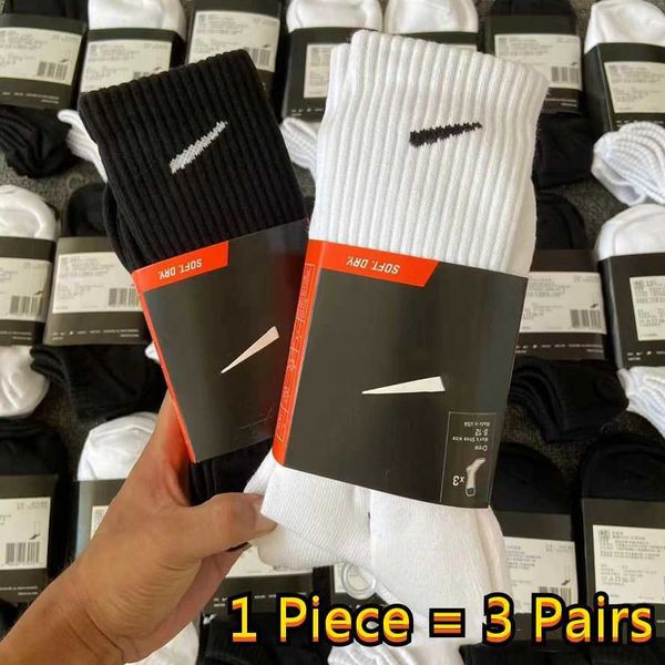 Moda klasik erkek çorap hediye kutusu çorapları kanca markası siyah beyaz gri orta tüp spor pamuk terim emici çorap erkekler kadınlar lüks 2da9