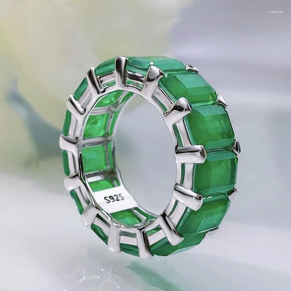 Küme halkaları modaya uygun 18k beyaz altın 5 7mm sentez Emerald Eternity Band Kadınlar için 925