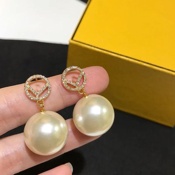 Orecchini di perle Borchie Gioielli di design per le donne Cerchi di diamanti Orecchini di lusso F Orecchini pendenti Chram Piercing Aretes Bracciale Bellezza