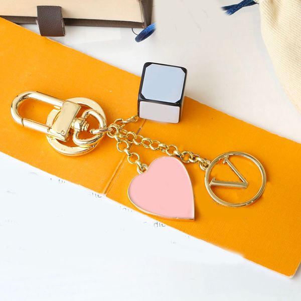 Модный брелок для ключей, дизайнерский брелок для ключей, дизайнерский брелок с подвеской в форме письма и цветка, брелки с розовым сердечком, женские ключи, украшения