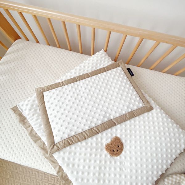 Travesseiros travesseiros planos travesseiros bebês infantil infantil sleep posicionador anti-roll almofada proteção do retângulo de toalha de travesseiro nascido 0-3y 230309