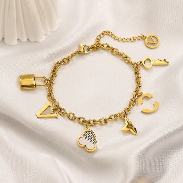 Popolare collana di fascia alta set di braccialetti gioielli di design bracciale a trifoglio collane con ciondolo di marca europea 18 set di braccialetti con lettere d'amore placcate in oro