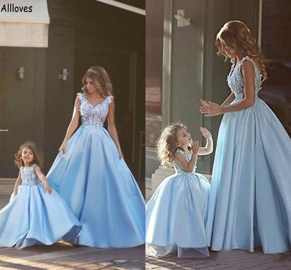 Himmelblaue, passende Mutter- und Tochter-Abendkleider mit V-Ausschnitt und handgefertigten 3D-Blumen, Satin-Event-Party-Kleider für kleine Mädchen, Mutter-Baby-Fotoshooting-Kleid, formelle Kleidung, CL1969