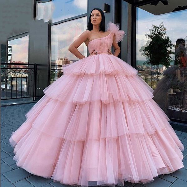 Quinceanera Vestidos elegantes sexy de uma ombro de um ombro em cascata vestido de bola rosa com tamanho mais doce