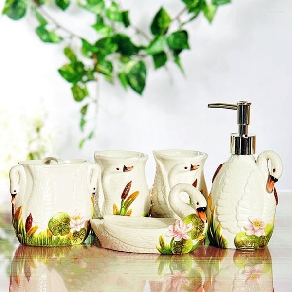 Set di accessori per il bagno Cigni dipinti a colori artistici Accessori per il bagno con animali scolpiti in 3D Sanitari in ceramica Decorazione da 5 pezzi