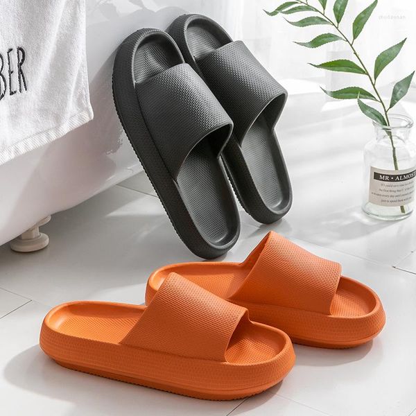 Slippers Summer Homany House Bottom grossa macia lâminas não deslizamentos Plataforma de chuveiro Solas de massagem Solas de massagem homens Mulheres fofas sapatos de banho