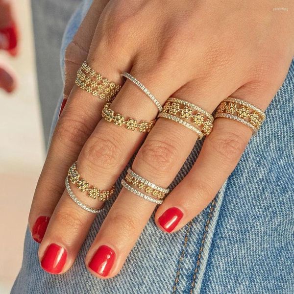 Cluster-Ringe 2023 angekommen zierliche Goldfarbe Mode Frauen Fingerschmuck US-Größe 6 7 8 Winzige Punkte Blume Ewigkeit Band Stapeln