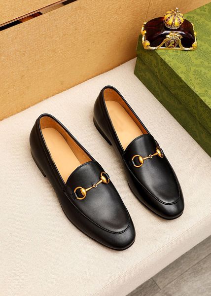 2023 Scarpe eleganti da uomo Abito da sposa formale Mocassini formali Designer di marca da uomo Slip On Business Oxfords Zapatos Hombr Taglia 38-45