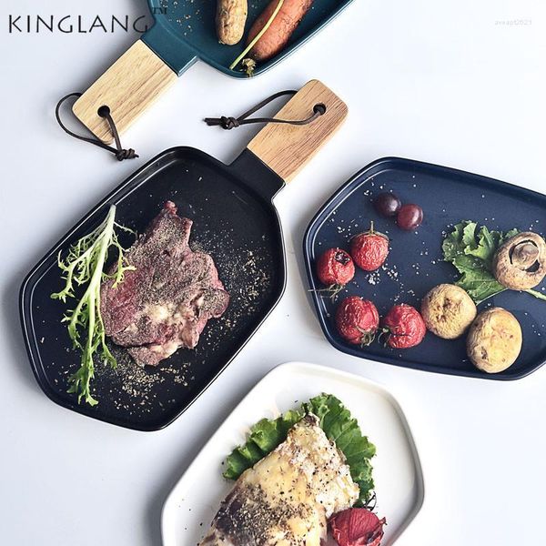 Dinnerware Sets Kinglang 1PCS Placa de cerâmica de esmalte fosco com alça de madeira nórdica bandeja de cozinha de sobremesa de bife nórdica