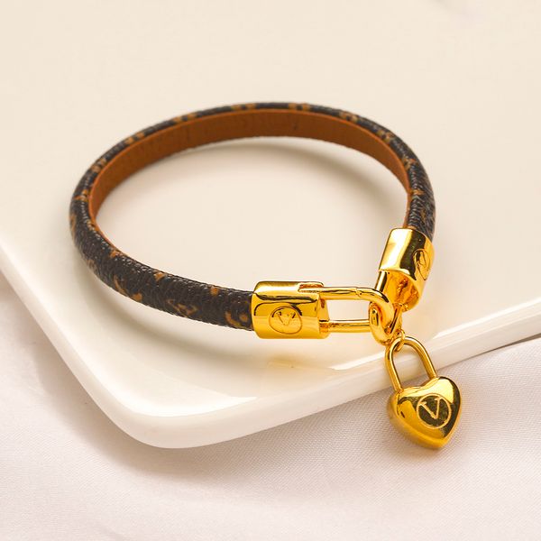 Conjunto de pulseiras de alta qualidade populares Designer de joias Pulseira de coração Colar de pingente de couro de marca europeia 18 Carta de amor banhada a ouro Conjunto de pulseiras para presente da família