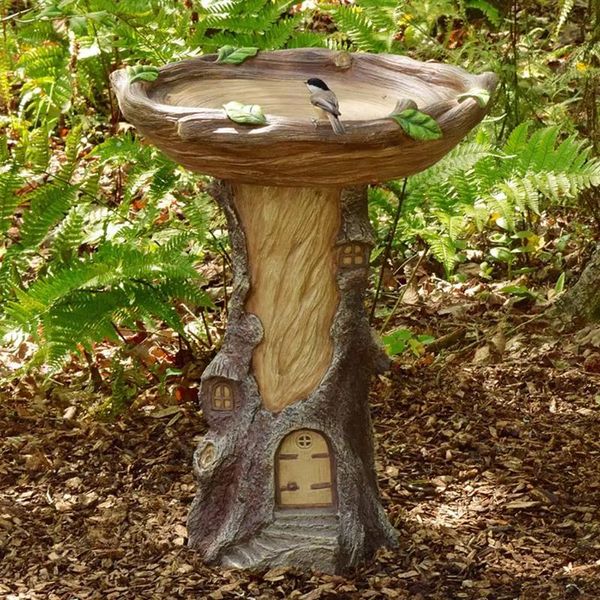 Decorazioni da giardino Vaschetta per uccelli fata a grandezza naturale con casa in miniatura in un ceppo di albero Resina effetto legno dipinta a mano per tutte le stagioni FQ-ing