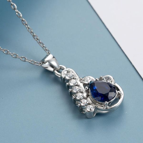 Colares pendentes Colar de zircão azul real vintage 2023 Chain de clavícula de tendência para mulheres Presente de aniversário de festa de jóias finas