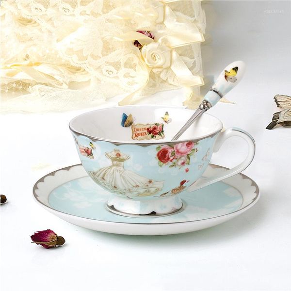 Tassen Untertassen Kreative Royal Teasets Vintage Rose Flower Bone China Teetasse und Untertasse Löffel britische Kaffeegerichte mit vergoldetem Rand