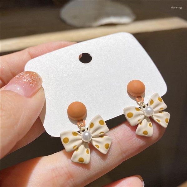 Orecchini a bottone Trend White Bow Spot Coreano Fashion Pearl Leather Elegant Ear Studs Ins Women Party Jewelry Commercio all'ingrosso