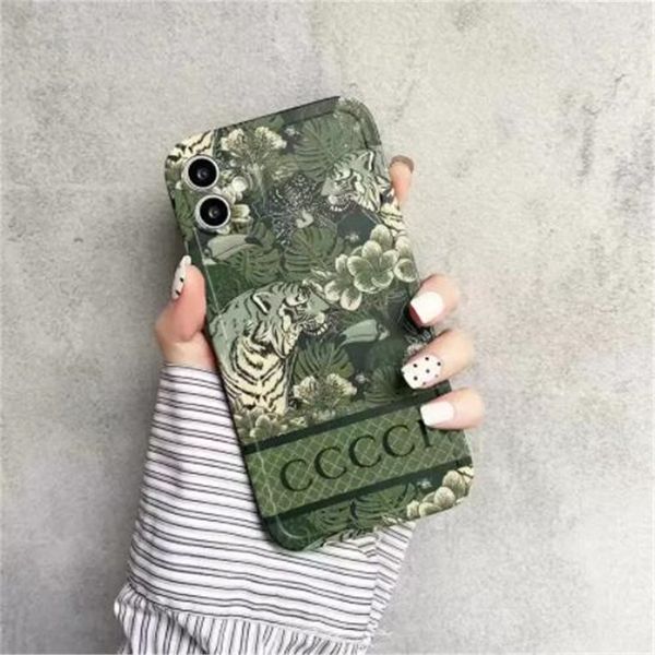 Green Forest Luxury Designer Phone Case Carta Clássica Marca de Moda Telefones à Prova de Choque Capas de Alta Qualidade para iPhone 15 15Pro 14 14Pro 14ProMax 12 13 Pro Max XR