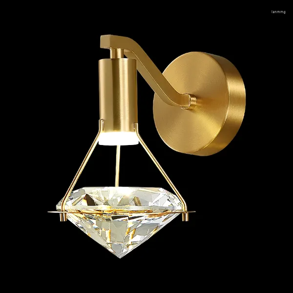 Lampada da parete moderna di lusso a LED in rame con paralume in cristallo di diamante K9 Luci luminose per la decorazione del comodino sullo sfondo della TV