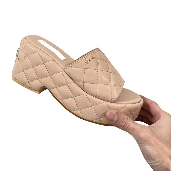 Piattaforma femminile tacchi a cuneo da 8,5 cm pannelli designer sandals texture trapunte in metallo tono in metallo slide in pelle 100% cuoio ladie estate spiaggia luxurys classici infradito da mulo classico infragenti