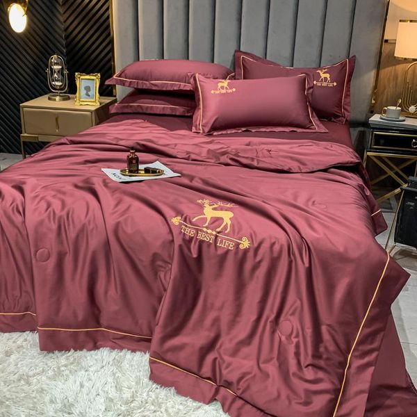 Set di biancheria da letto Retro Premium Pure Red Summer Trapunta in seta lavata a mano Motivo ricamato a mano Federe leggere e fresche Set di tre pezzi Oceania