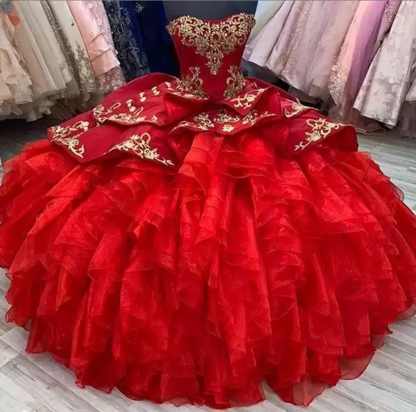 Kırmızı Prom Quinceanera Elbiseler Sevgilim Balo Kıyafetleri Straplez Korse Gold Ace Aplike Tiared Etek Tül Tatlı 15 Özel Yapım