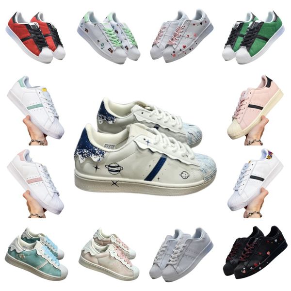Sandaletler vintage erkekler paten ayakkabı kabuk şekil ayak parmak tasarımcısı ayakkabı şerit mektup kadınlar koşu ayakkabı kauçuk alt spor ayakkabılar jöle renk yuvarlak ayak kayışları çiçek baskı