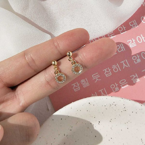 Agulha de lustre com pequenos brincos coreanos de temperamento coreano Brincos de anel vermelho 2021 Novos brincos curtos de moda para mulheres G230313