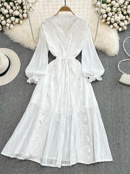 Vestidos casuais ZCWXM Women Women Beach Dress White Dress Elegante Volta Vagalista Vagafera Bohemian Hollow Out Lace Up Fashion Seaside Long