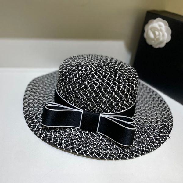 Colori patchwork Cappelli a tesa larga da donna Cappelli di paglia bowknot femminili con bordo bianco Ventilazione da donna Eleganti cappucci di protezione solare