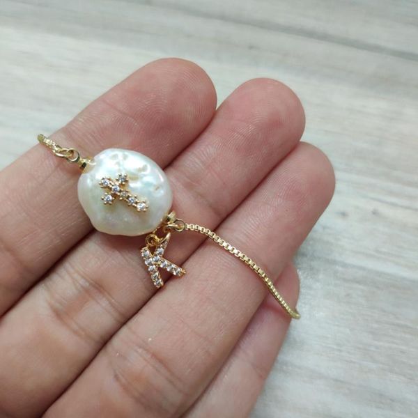 Braccialetti a maglie Catena Religioso Minuscolo Cz bianco Croce Iniziale 26 Alfabeto Lettera Nome Fascino Perla d'acqua dolce Perlina Braccialetto d'oro delicato per