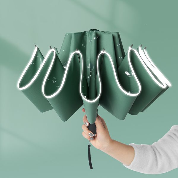 Regenschirme Reflektierender automatischer Zehn-Knochen-Dreifach-Umkehrschirm für Männer und Frauen 210T Bashing-Stoff 105 cm Durchmesser Schirmoberfläche 230314