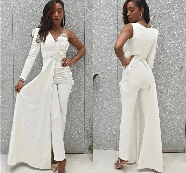 Tuta Boho Abiti da sposa a trapezio con gonna oversize Una spalla Scollo a V Applique floreale in pizzo Abito da sposa rustico Bohemain con tailleur pantalone Realizzato su misura