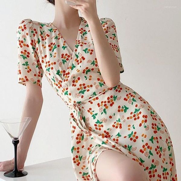 Vestidos casuais vestido de cereja doce no início da primavera na cintura floral francesa de decote em V feminino no verão 2023 e