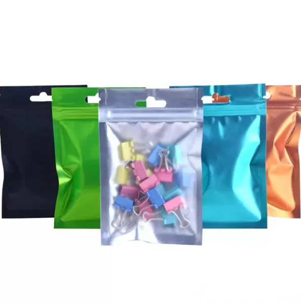 Confezione da 100 pezzi all'ingrosso traslucida e colorata con chiusura a zip con chiusura a zip con foro per gancio in mylar di plastica trasparente sul davanti sacchetti di colore di varie dimensioni