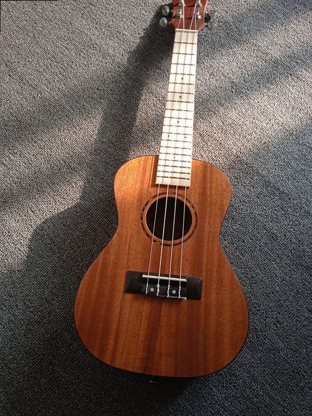 26 pollici 18 tasti tenore Ukulele chitarra acustica cutaway legno di mogano Ukelele Hawaii chitarre a 4 corde