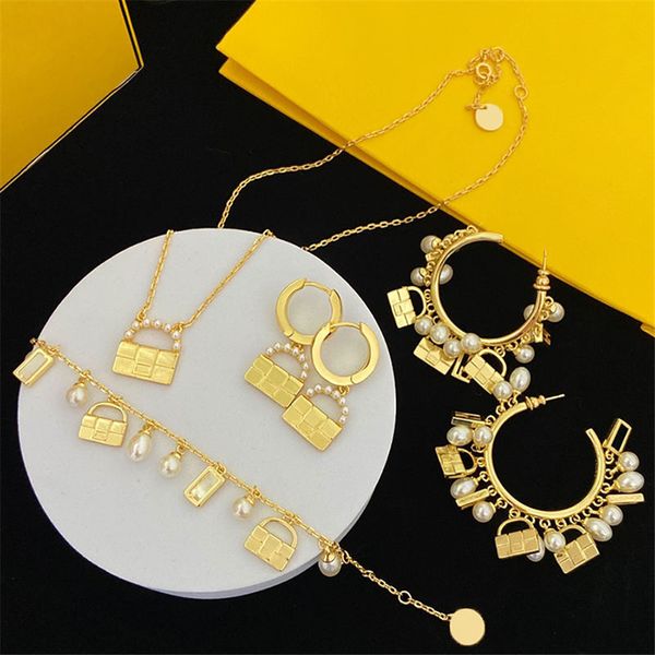 Brincos de aniversário para mulheres Luxo Pérolas de pérolas pêlos pingentes de bolsa de ouro colares lady hollow retangular pulseiras