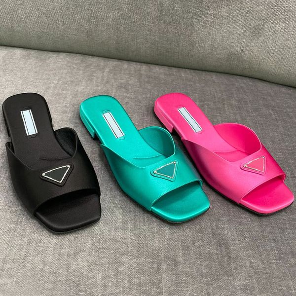 Deslizamento de praia de design clássico chinelo de mulher plana chinelo de verão triangular marca de luxo designer de cetim strass sandálias planas casuais confortáveis