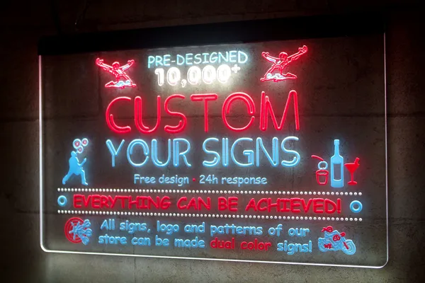 Zweifarbiges Schild – LED-Streifenlichter, individuelle 3D-Gravur, LED-Licht, kostenloses Design, Großhandel, Einzelhandel, Dual