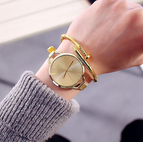 Armbanduhren mit goldplattiertem Uhren Lokal Luxus Frauen Quarz Metal Mesh Belt Klassische Mode einfache Damen Relogio Femin