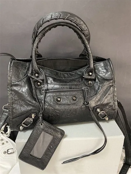 Vintage 2023 Kadın Tote Çanta Le Cagole Motosiklet omuz çantaları lüks Tasarımcılar Hakiki deri crossbody debriyaj cüzdan çanta Pochette Retro En Kaliteli