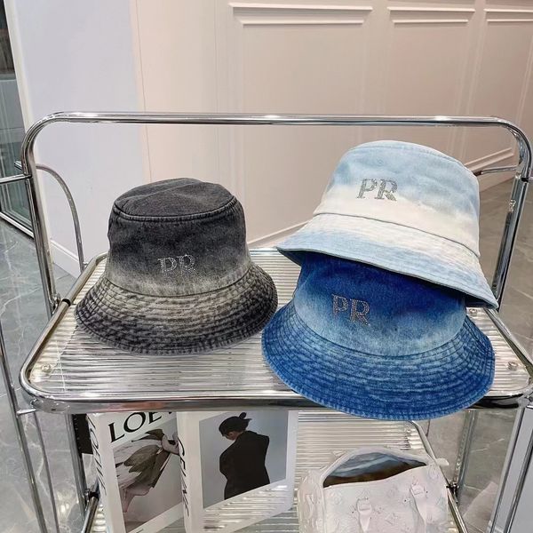 23SS Summer Holiday Designer Cappelli a secchio da donna Travel Street Photo Fashion Gradiente Crystal Letter Cappello