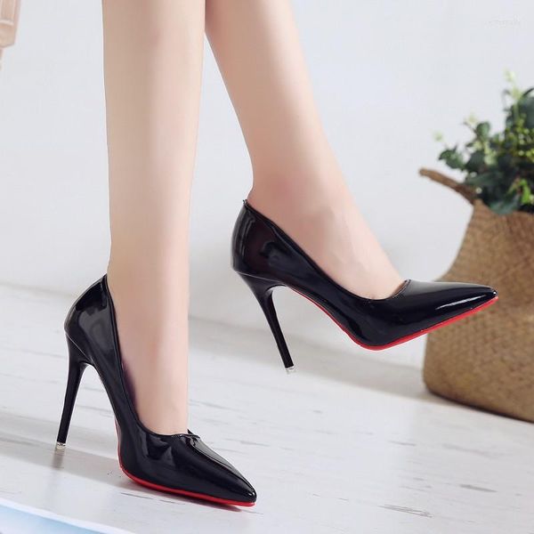 Elbise ayakkabıları kadınlar 2023 bahar yüksek topuklu seksi sığ ağız sivri uçlu ayak ayakları profesyonel net kırmızı patent deri